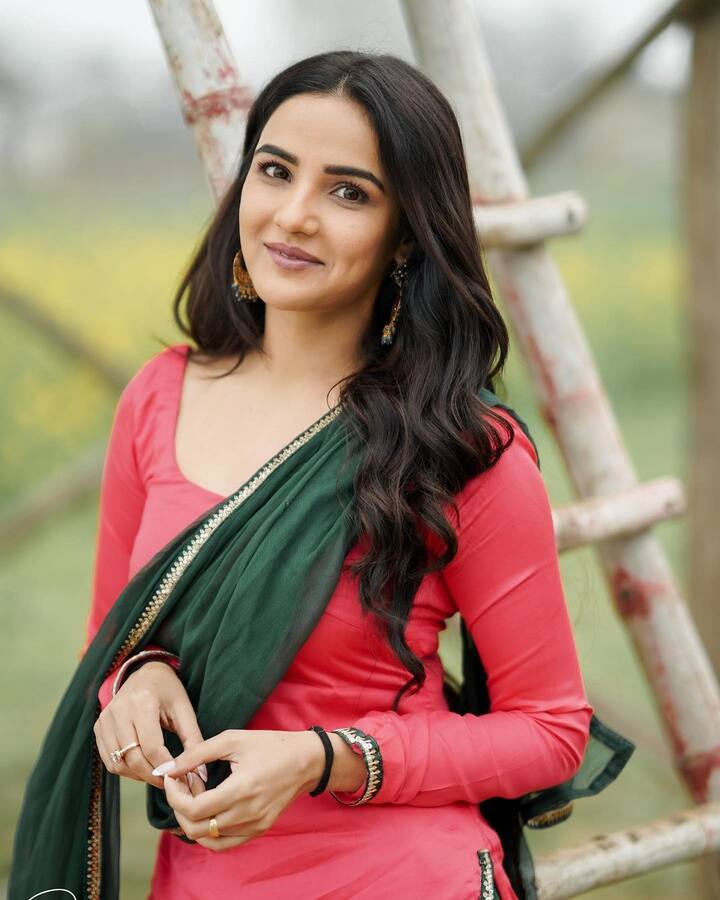 यही वजह है कि जैस्मिन की फैन फॉलोइंग भी लगातार बढ़ती ही जा रही है. बता दें कि जैस्मिन को आखिरी बार पंजाबी फिल्म 'हनीमून' में देखा गया था. इस फिल्म से उन्होंने पंजाबी फिल्म इंडस्ट्री में डेब्यू किया है.