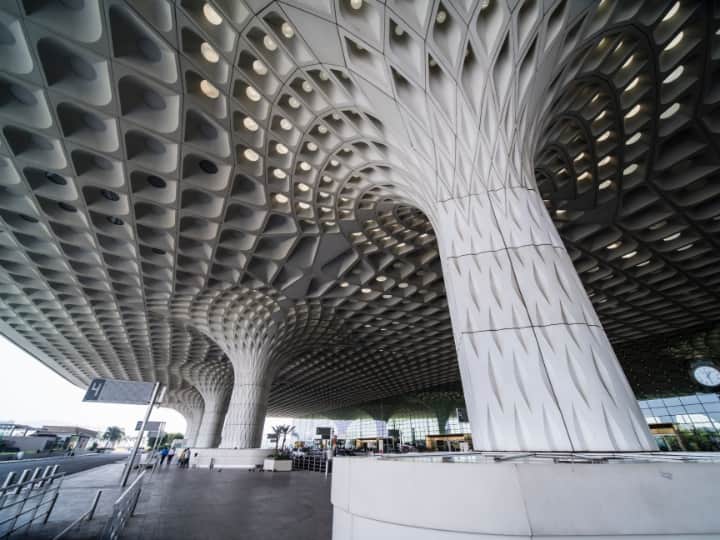 मुंबई एयरपोर्ट पर डीआरआई ने विदेशी यात्रियों से बरामद 18 करोड़ रुपये की कोकीन, दो गिरफ्तारियां