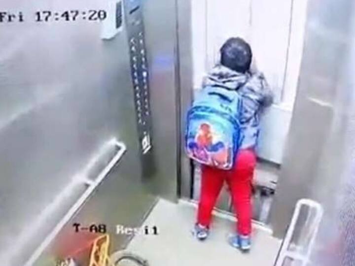 Greater Noida Lift Video 8 year Boy Stuck In Lift of Nirala Aspire Society ANN Watch: 8 साल का बच्चा लिफ्ट में फंसा, मां बोली- कुछ हो जाता तो जिम्मेदार कौन होता