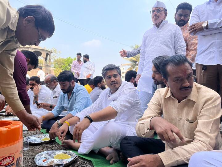 या आंदोलनादरम्यान रोहित पवारांनी सर्वसामान्यांबरेबर भोजनाचा आनंद घेतला.