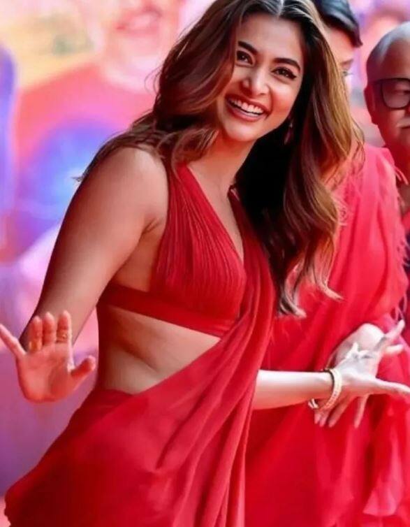 સાઉથ ફિલ્મોની હૉટ એક્ટ્રેસ અને હાલમાં બૉલીવુડમાં ધમાલ મચાવનારી હસીના પૂજા હેગડે ફરી એકવાર લાઇમલાઇટમાં આવી છે, આ વખતે તે પોતાના શાનદાર સાડી લૂકને લઇને ચર્ચામાં આવી છે.