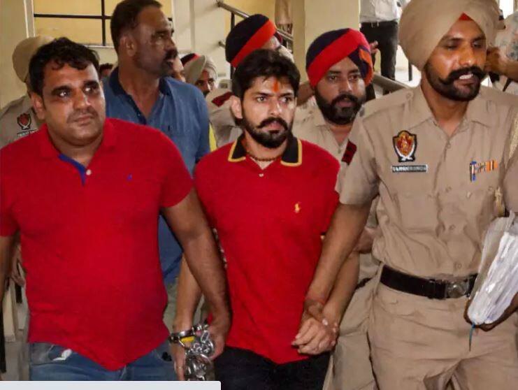 nia produced gangster lawrence bishnoi in patiala house court got 4 days custody Lawrence Bishnoi: NIA ਨੇ ਗੈਂਗਸਟਰ ਲਾਰੇਂਸ ਬਿਸ਼ਨੋਈ ਨੂੰ ਪਟਿਆਲਾ ਹਾਊਸ ਕੋਰਟ 'ਚ ਪੇਸ਼ ਕੀਤਾ, 4 ਦਿਨ ਦਾ ਮਿਲਿਆ ਰਿਮਾਂਡ