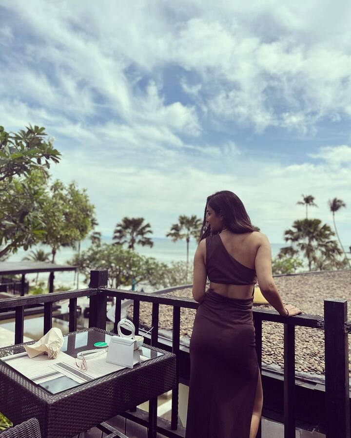 Jasmin Bhasin Vacation Pics: ટીવી અભિનેત્રી જસ્મીન ભસીન આ દિવસોમાં થાઈલેન્ડમાં વેકેશન માણી રહી છે. તેણે તેની ઘણી તસવીરો ફેન્સ સાથે શેર કરી છે.