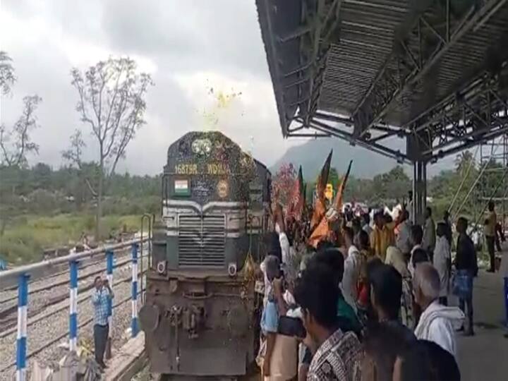 தேனி - போடி இடையே ரயில் சோதனை ஓட்டம் - ஆர்வத்துடனும் , உற்சாகத்துடனும் வரவேற்ற மக்கள் Madurai and Bodi Train trial run between People welcomed with interest and enthusiasm TNN தேனி - போடி இடையே ரயில் சோதனை ஓட்டம் - ஆர்வத்துடனும் , உற்சாகத்துடனும் வரவேற்ற மக்கள்