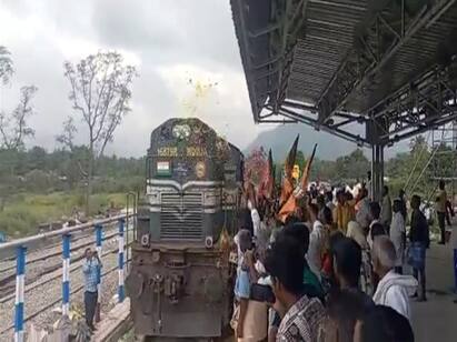 Madurai and Bodi Train trial run between  People welcomed with interest and enthusiasm TNN தேனி - போடி இடையே ரயில் சோதனை ஓட்டம் - ஆர்வத்துடனும் , உற்சாகத்துடனும் வரவேற்ற மக்கள்