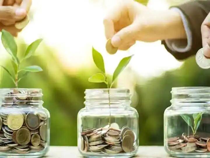 অবসর গ্রহণের পর বড় তহবিল পান বেশিরভাগ চাকরিজীবী। সেই ক্ষেত্রে POMIS স্কিমে বিনিয়োগ করতে পারেন আমানতকারীরা। অবসরের পর পোস্ট অফিসের এই স্কিম সম্পূর্ণ ঝুঁকিমুক্ত। এছাড়াও আপনি ৪.৫০ লক্ষ টাকার রাখলে প্রতি মাসে ২৫০০ টাকা আয় করতে পারেন।