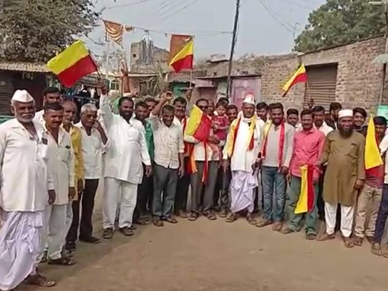 Utagi Villagers hosted Karnataka flags warning to join Karnataka Solapur news maharashtra news updates Maharashtra Karnataka Border :'... अन्यथा कर्नाटकात सामील होऊ'; सोलापुरातील उडगी ग्रामस्थांचा इशारा, फडकावले कर्नाटकचे झेंडे