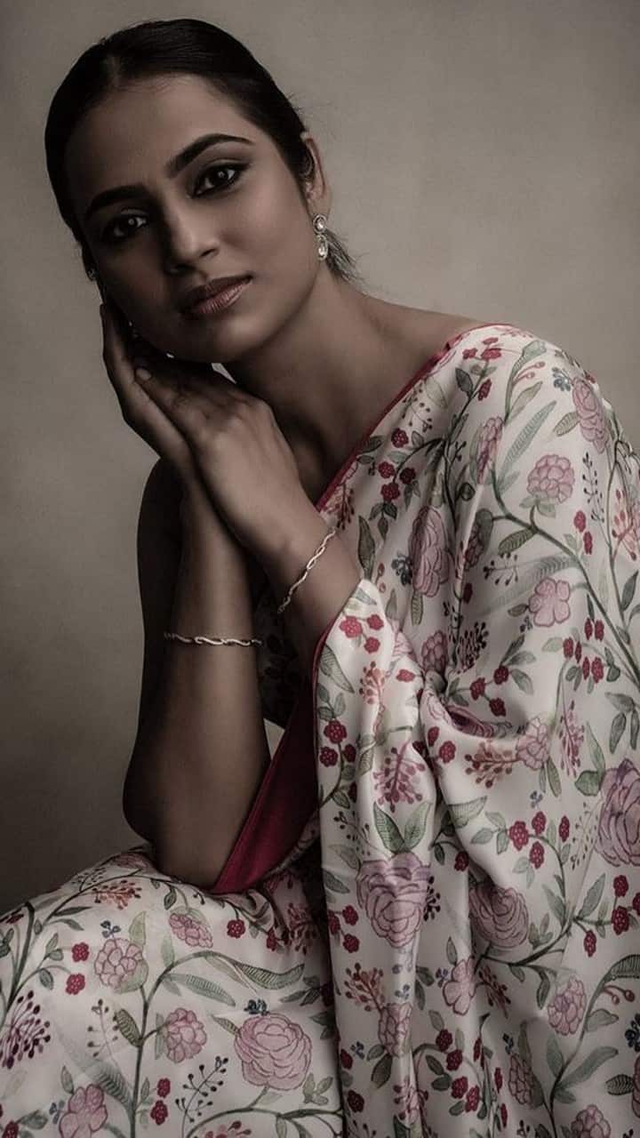 போட்டோஷூட் குயின் ரம்யா பாண்டியன்!