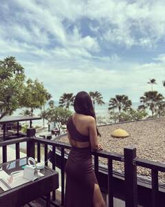 Jasmin Bhasin Photos: बाथरोब पहने जैस्मिन भसीन ने शेयर की दिलकश तस्वीरें, फैंस को दिखाई थाइलैंड वेकशन की झलक