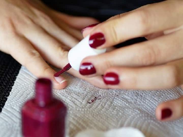 Disadvantages of applying nail polish There can be a bad effect on health know how Disadvantages of Nail Polish: आपको भी है नाखून में नेलपॉलिश लगाने का शौक? सेहत पर हो सकता है बुरा असर, जानें कैसे