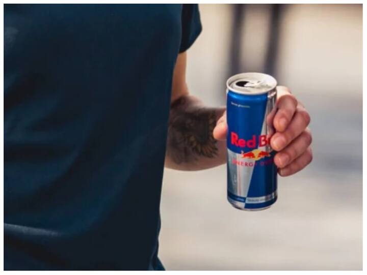 रेड बुल एनर्जी ड्रिंक: एक परीक्षण में पाया गया कि इस ड्रिंक को पीने वालों को हृदय की समस्याएं, डिप्रैशन और हाइपरटेंशन आदि की समस्याएं पैदा होती हैं. साथ ही जो लोग इन बीमारियों से पहले से जूझ रहें हैं उनमें यह इन समस्याओं को और अधिक बढ़ा देती हैं. फ्रांस और डेनमार्क में इस ड्रिंक पर आधिकारिक तौर पर प्रतिबंधित है. लिथुआनिया में 18 वर्ष से कम उम्र के लोगों के लिए यह ड्रिंक पीना बैन है.