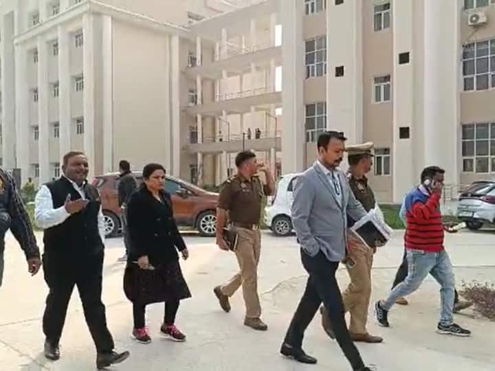 SDM reached in Etah Medical College to probe Ragging Case said on suspension of 30 students ANN Etah: मेडिकल कॉलेज में रैगिंग की जांच करने पहुंचे SDM, 30 सीनियर छात्रों के निलंबन पर कही ये बात