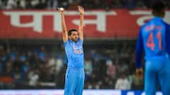 বিমানে থাকতে হল অভুক্ত, খোয়া গেল মালপত্র, চরম বিপাকে পড়তে হল চাহারদের