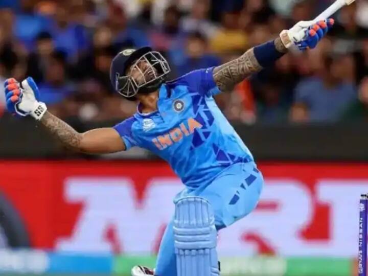 टीम इंडिया के बल्लेबाज सूर्यकुमार यादव ने साल 2022 में 31 इंटरनेशनल टी20 मैचों में 1164 रन बनाए हैं. इस दौरान सूर्यकुमार यादव का औसत 46.56 जबकि स्ट्राइक रेट 187.43 की रही है. इसके अलावा सूर्यकुमार यादव ने इस साल 2 शतक के अलावा 9 बार पचास रनों का आंकड़ा पार किया है.