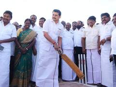 கரூர் மண்ணில் கிரிக்கெட்டில் விளாசிய அமைச்சர் செந்தில் பாலாஜி - விசில் அடித்த ரசிகர்கள்..!