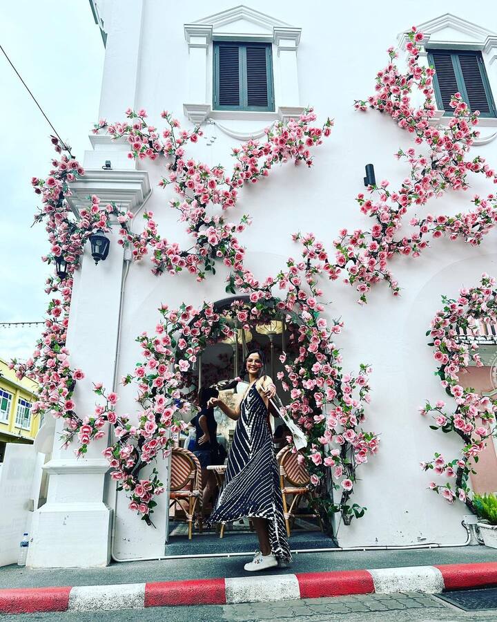 વાસ્તવમાં જાસ્મીન સોશિયલ મીડિયા પર પણ ઘણી એક્ટિવ રહે છે. તે ઈન્સ્ટાગ્રામ પર તેના ફેન્સ સાથે તેના જીવનની દરેક ઝલક શેર કરે છે. (All Photos-Instagram)