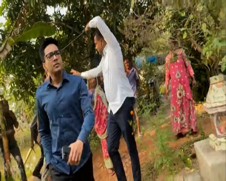 ‘পূর্ব মেদিনীপুরের এই বিশ্বাসঘাতককে বাংলার মানুষ ৫০০ বছর মনে রাখবে’ শুভেন্দু গড়ে দাঁড়িয়েই ঝাঁঝালো আক্রমণ অভিষেকের।