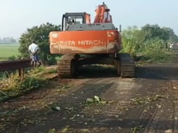 மாயனூர் கதவணை அருகே 98 ஆண்டுகள் பழமையான கும்ப குழி பாலம் சரிந்தது