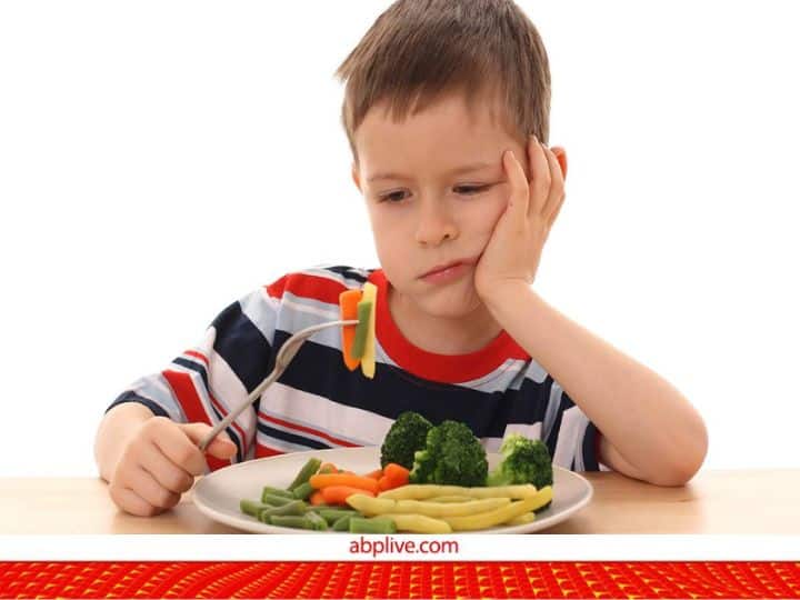 Child eats food by looking at mobile while eating, so get rid of this dangerous habit