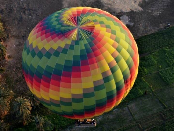 Hot Air Balloon Festival- Not all national holidays are associated with culture or religion. Adventure sports are also celebrated in India. Hot air balloon festival is the best example. This festival is held across many states. The event is celebrated in Karnataka in a lavish manner in December. Flying over the landscape in a big, vibrant hot air balloon is the main attraction of this festival. It is celebrated for the entire month of December. (Image Source: Twitter)