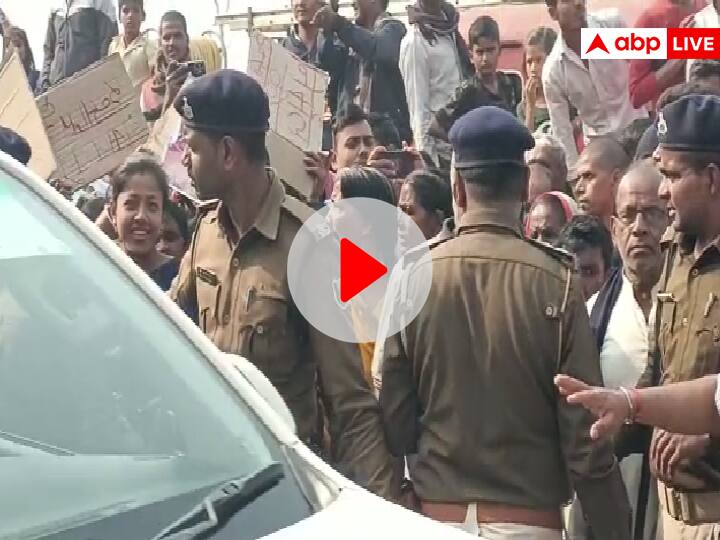 VIDEO: Villagers Protest in Front of CM Nitish Kumar While His Convoy Was in Nalanda of Bihar ann VIDEO: नालंदा में मुख्यमंत्री के काफिले का घेराव, ग्रामीणों ने CM नीतीश के सामने किया भारी हंगामा, जानिए पूरा मामला