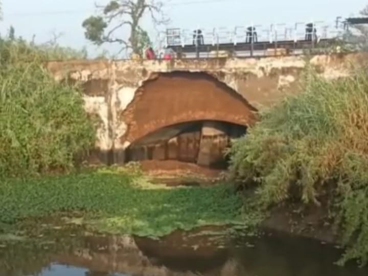 மாயனூர் கதவணை அருகே 98 ஆண்டுகள் பழமையான கும்ப குழி பாலம் சரிந்தது