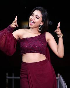 క్యూట్ లుక్స్ తో మెస్మరైజ్ చేస్తున్న దీపికా పిల్లి.