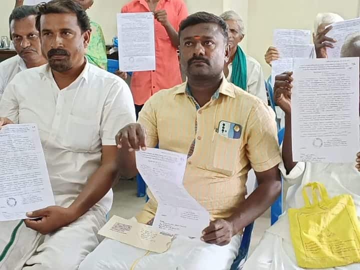 Karur Primary Agricultural Co-operative Society Fraud TNN கரூரில் தொடக்க வேளாண்மை கூட்டுறவு சங்கத்தில் பல கோடி ரூபாய் மோசடி -  முற்றுகையிட்ட விவசாயிகள்
