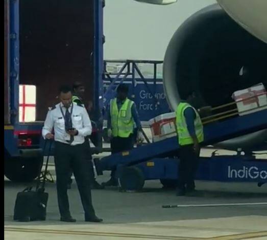 IndiGo staff manhandling luggage  Video goes viral, airline responds IndiGo ਕਰਮਚਾਰੀ ਨੇ ਲਾਪਰਵਾਹੀ ਨਾਲ ਰੱਖਿਆ ਯਾਤਰੀਆਂ ਦਾ ਸਾਮਾਨ, ਵੀਡੀਓ ਹੋਈ ਵਾਇਰਲ, ਏਅਰਲਾਈਨ ਨੇ ਦਿੱਤੀ ਸਫ਼ਾਈ