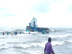 Mayiladuthurai: கடலில் மூழ்கிய விசைப்படகு..! தண்ணீரில் தத்தளித்தவர்களை மீட்ட சக மீனவர்கள்..!