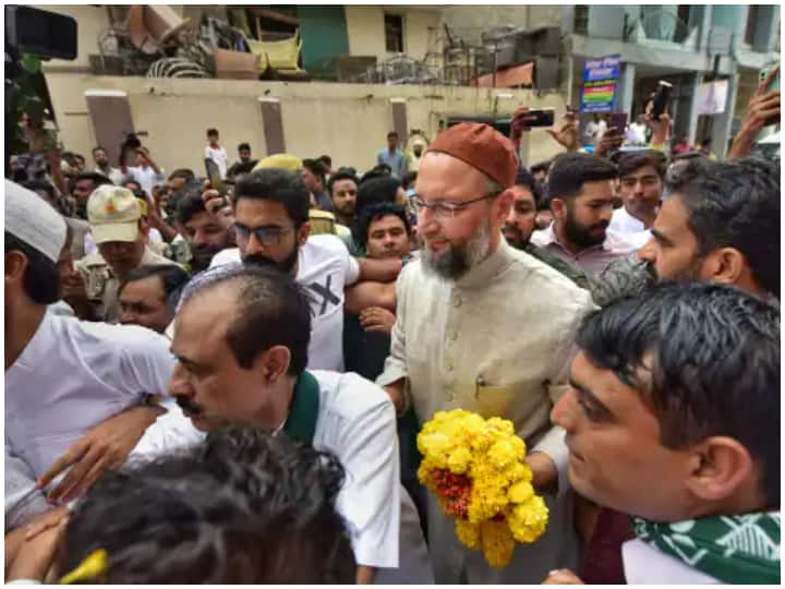 Gujarat Election Asaduddin Owaisi Show Black Flags During Road Show in Ahmedabad गुजरात में ओवैसी को दिखाए गए काले झंडे, अहमदाबाद के रोड शो में लगे Go Back के नारे