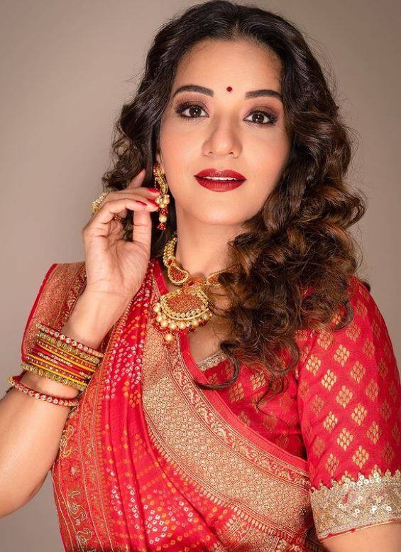 तिनं काही टेलिव्हिजन शो देखील केले आहेत.