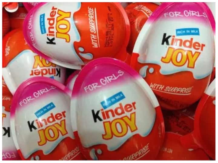 किंडर जॉय चॉकलेट: विश्व स्वास्थ्य संगठन (WHO) ने अपने एक आधिकारिक बयान में कहा था कि इसका लिंक साल्मोनेला (salmonella poisoning) नाम के जहर से पाया गया है. अमेरिका में बैन किंडर जॉय पर बैन है. साथ ही कुछ देशों में यह भी माना जाता है कि इस चॉकलेट के साथ जो खिलौना आता है बच्चे उसे गलती से निगल भी सकते हैं.