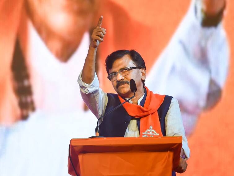 Shiv Sena Leader Sanjay Raut Criticism on State State  Sanjay Raut : शिंदे-फडणवीस सरकार फेब्रुवारी महिना बघणार नाही, सरकार उलथवण्यासाठी टाकलेलं पहिलं पाऊल, राऊतांचा हल्लाबोल