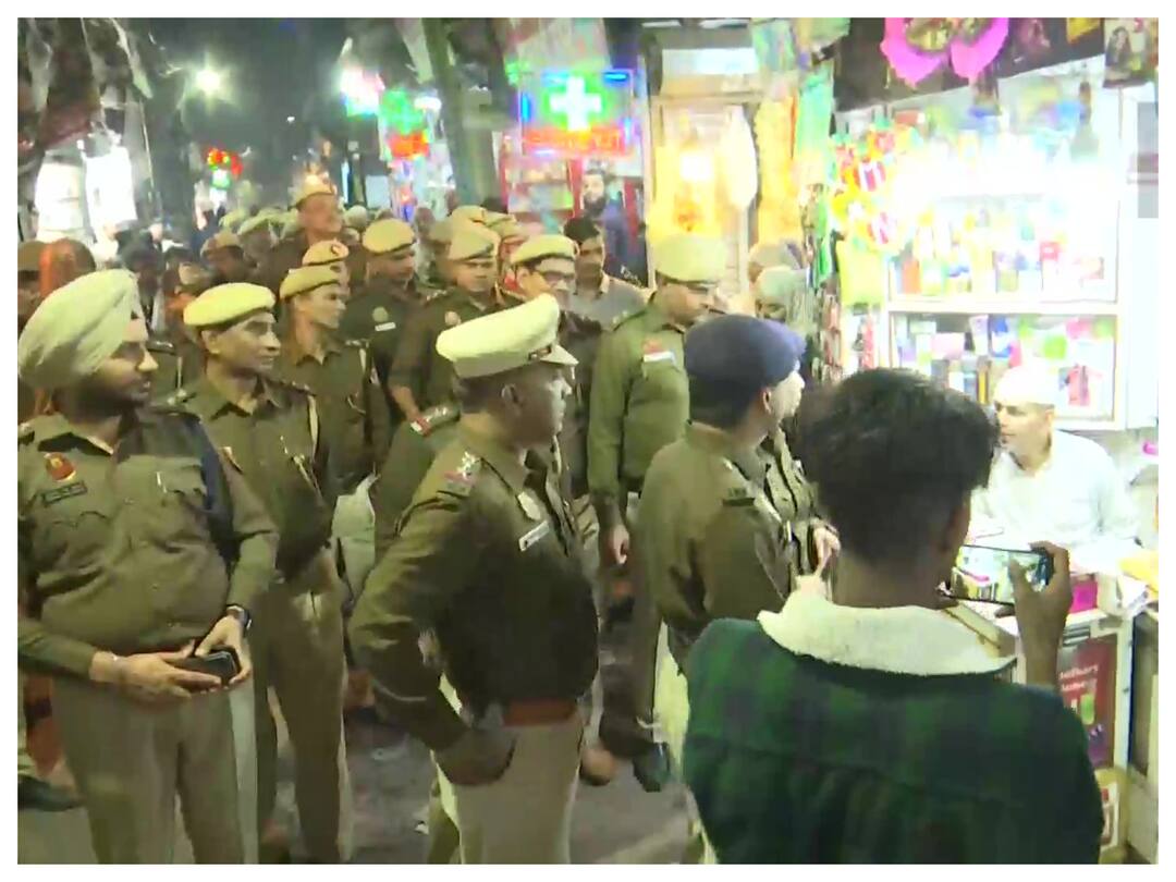 MCD Polls: Delhi Police Conduct Patrolling At Daryaganj, Jama Masjid Areas MCD Polls: Delhi Police Conduct Patrolling At Daryaganj, Jama Masjid Areas