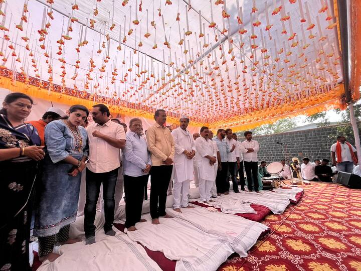 छत्रपती संभाजी महाराजांंच्या समाधी स्थळी वढु बुद्रुक या ठिकाणी आत्मक्लेश आंदोलन केलं आहे.