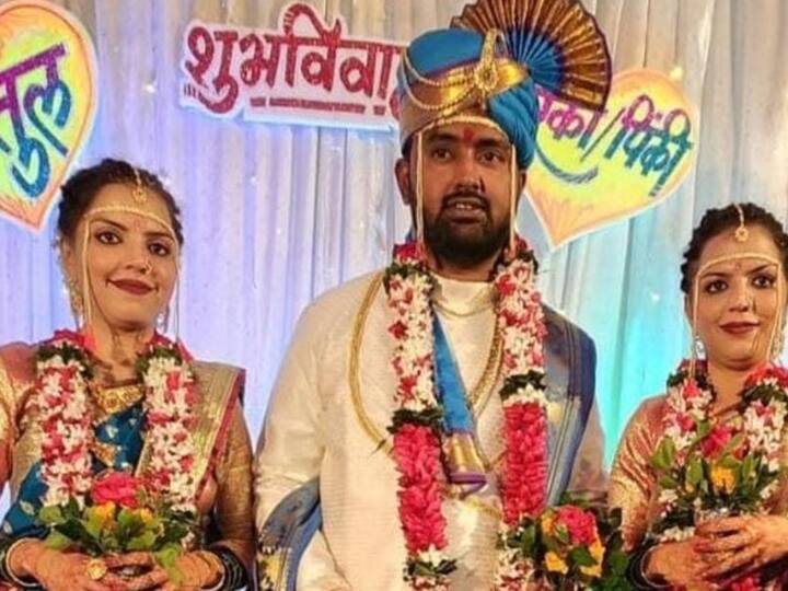 Maharashtra Twin sisters from Mumbai get married to same man in Solapur उच्चशिक्षित जुळ्या बहिणींचं एकाच मुलाशी लग्न, अकलूजमध्ये धुमधडाक्यात पार पडला विवाह सोहळा
