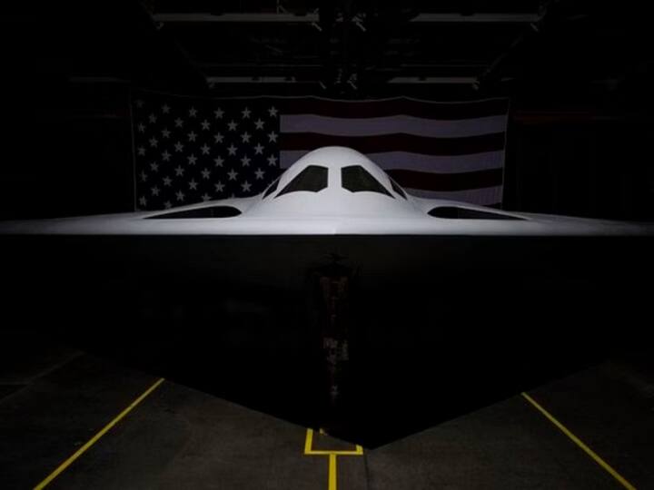 America Reveals secretive B 21 Bomber the world 6th generation aircraft in California B-21 Bomber: अमेरिका ने कैलिफोर्निया में किया B-21 बॉम्बर का खुलासा, दुनिया में कहीं भी मचा सकता है तबाही