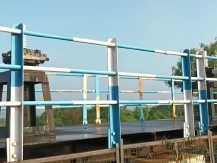 மாயனூர் கதவணை அருகே 98 ஆண்டுகள் பழமையான கும்ப குழி பாலம் சரிந்தது