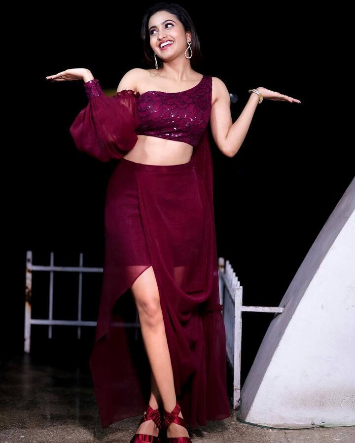 యాంకర్ గా బుల్లితెరపై ఎంట్రీ.Photo Credit@Deepika Pilli/instagram