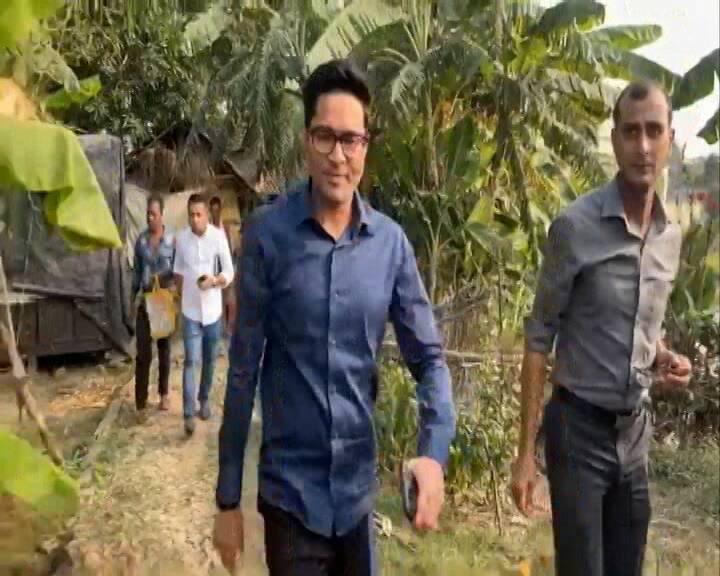 ‘মমতা বন্দ্যোপাধ্যায় যাঁকে ভরসা করে জেলার দায়িত্ব দিয়েছিলেন, তিনি বিশ্বাসঘাতকতা করেছেন’ কাঁথিতে ঝাঁঝালো আক্রমণ দিয়ে বক্তব্য শুরু করলেন অভিষেক বন্দ্যোপাধ্যায়।