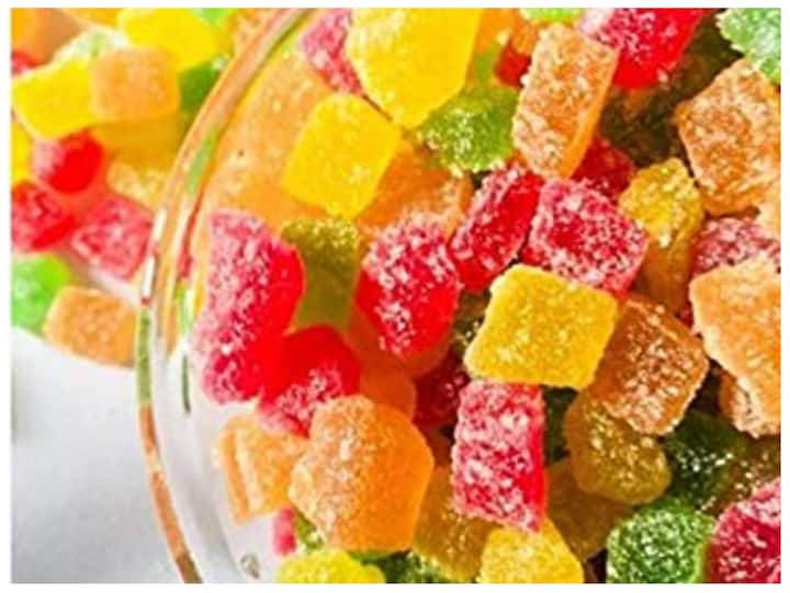 जैली वाली कैंडी: अमेरिका, कनाडा और ऑस्ट्रेलिया में जैली कैंडी पर पूरी तरह से बैन है. इन देशों की हेल्थ ऑर्गेनाइजेशन का कहना है कि इनको खाने से बच्चों में घुटन का खतरा बढ़ जाता है. लेकिन भारत में ये कैंडी आसानी से मिल जाती हैं.