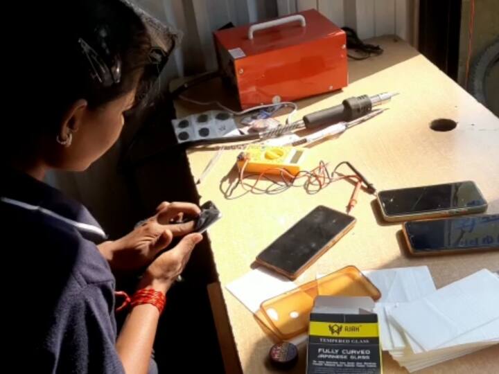 MP: खुद का गैराज चला रहीं ये दो आदिवासी लड़कियां, मोबाइल रिपेयरिंग का भी करती हैं काम