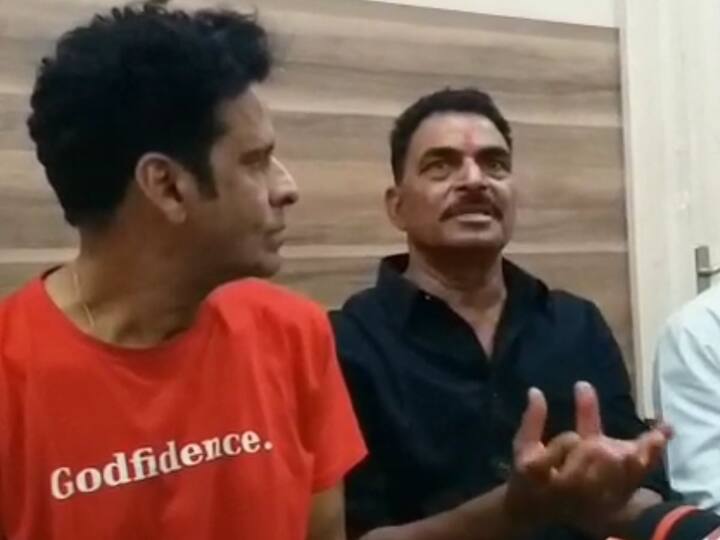 अभिनेते मनोज वाजपेयी यांनी कोल्हापुरात अंबाबाई मंदिरात शुक्रवारी सांयकाळी वृक्षप्रसाद योजनेच्या लोकार्पण सोहळ्याला हजेरी लावली.