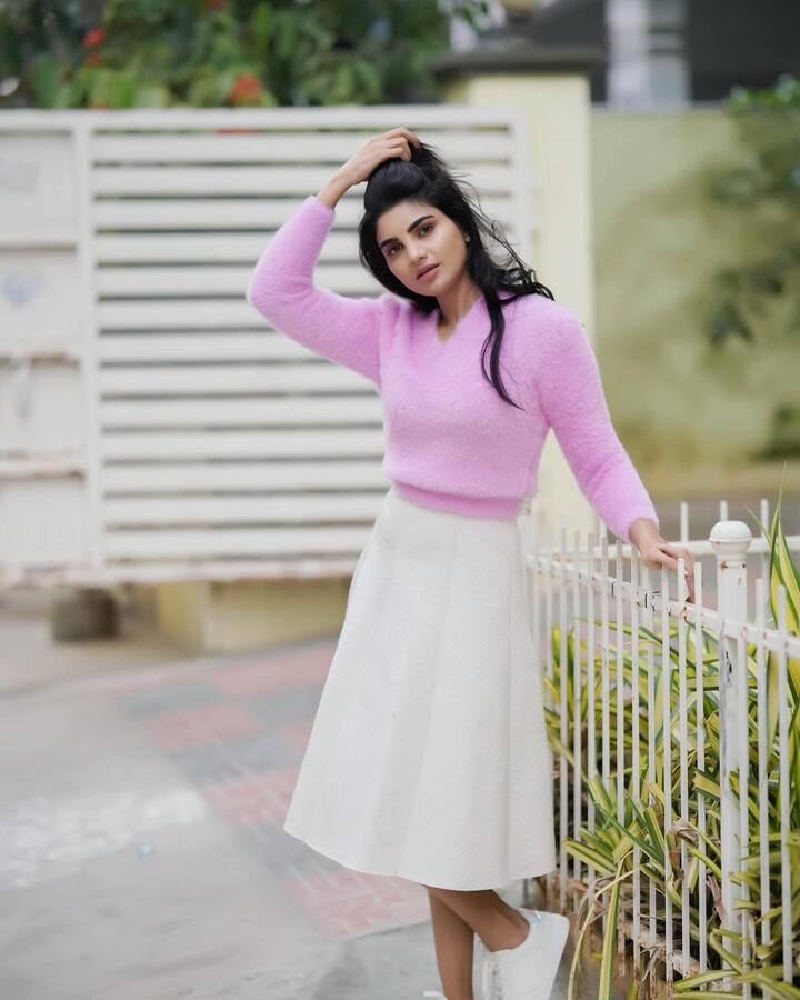 మల్లెపువ్వులా మెరిసే వర్ష పింకు రంగు టాప్ లో అందంగా ఉంది. -Image credit: Jabardasth Varsha/Instagram