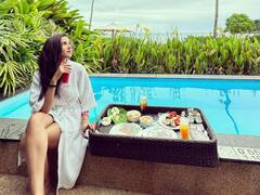 Jasmin Bhasin Photos: बाथरोब पहने जैस्मिन भसीन ने शेयर की दिलकश तस्वीरें, फैंस को दिखाई थाइलैंड वेकशन की झलक