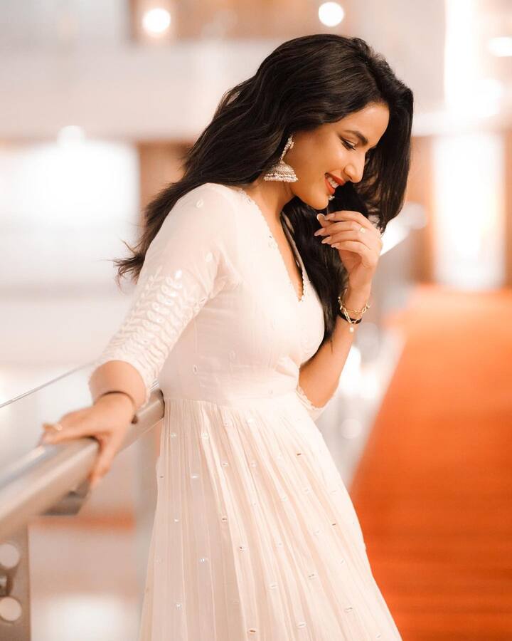 दरअसल जैस्मिन सोशल मीडिया पर भी काफी एक्टिव रहती हैं. अपनी लाइफ की हर झलक वह फैंस के साथ इंस्टाग्राम पर शेयर करती हैं.
