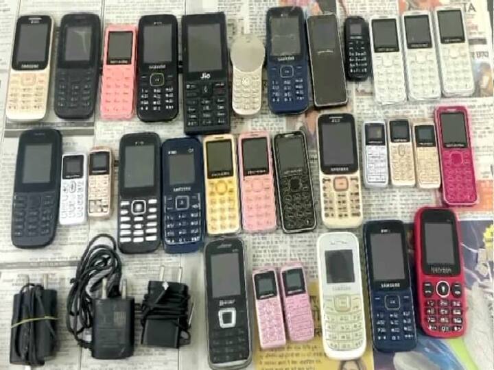 Raid in Arrah Jail 35 mobiles found in investigation campaign jail deputy superintendent and two warders suspended ann Raid in Arrah Jail: आरा मंडल कारा में 35 मोबाइल मिलने से हड़कंप, जेल उपाधीक्षक और दो कक्षपाल निलंबित