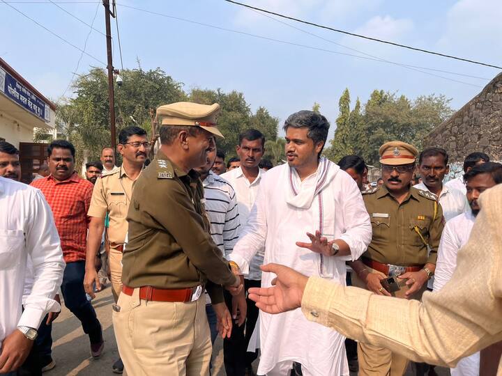 महापुरुषांच्या सन्मानासाठी राष्ट्रवादीचे आमदार रोहित पवारांनी आत्मक्लेश आंदोलन केलं आहे.