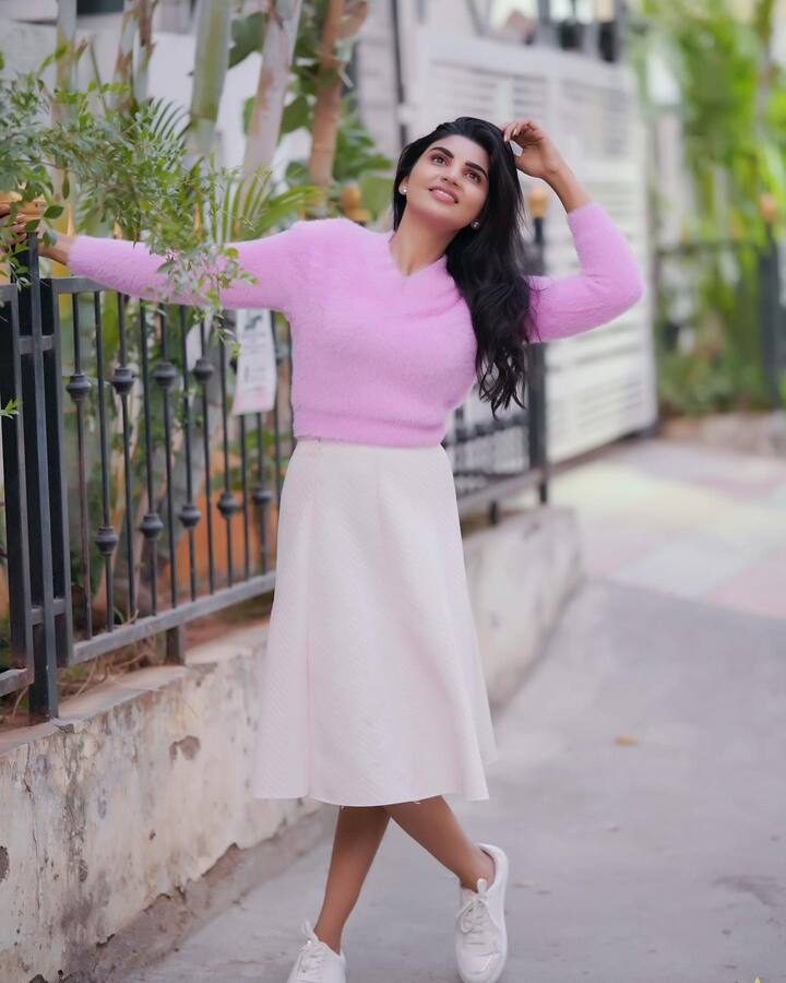 జబర్దస్త్ వర్ష అందమైన ఫోటోలు  -Image credit: Jabardasth Varsha/Instagram